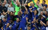 L'attaquant français Olivier Giroud brandit le trophée aux côtés de ses coéquipiers de Chelsea vainqueurs d'Arsenal en finale de la Ligue Europa, le 29 mai 2019 à Bakou   