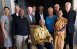 Sur cette photo publiée par le "Elders group", le groupe des sages, le 30 mai 2010, Nelson Mandela, assis, est entouré de nombreuses personnalités, notamment Kofi Annan  
