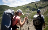 Dirk Schmeller, enseignant-chercheur et Pauline Benzi, étudiante, grimpent vers le lac Alate, le 23 juin 2022 à Aulus-les-Bains, en Ariège