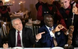 Le président brésilien Michel Temer et l'ambassadeur de l'Angola, Nelson Manuel Cosme, lors d'un barbecue auquel des ambassadeurs étrangers étaient invités après une réunion  d'urgence sur le démantèlement d'un réseau de commercialisation de viande avariée au Brésil, le 19 mars 2017 à Brasilia