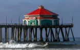 Des surfeurs près de la jetée d'Huntington Beach, le 2 mai 2020 en Californie