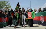 Des Afghans célèbrent le 102e anniversaire de l'indépendance de l'Afghanistan en brandissant le drapeau national, à Kaboul le 19 août 2021