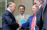 Le ministre de l'Intérieur Bernard Cazeneuve (G) sert la main du recteur de la mosquée de Paris Dalil Boubaker le 29 août 2016 à Paris