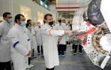 Le président français Emmanuel Macron, en visite sur le site d'ArianeGroup qui fabrique les moteurs du lanceur européen, le 12 janvier, à Vernon, dans l'Eure. 