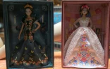 Deux versions de la Barbie "Catrina" au Musée du Jouet ancien à Mexico, le 20 octobre 2020