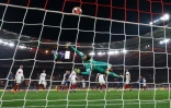 Le gardien de Stuttgart Fabian Bredlow ne peut empêcher l'attaquant de Paris Ousmane Dembélé de marquer lors du match entre les deux équipes en phase de ligue de C1 le 29 janvier 2025 en Allemagne à Stuttgart 
