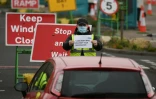 "Drive test" organisé le 9 avril 2020 sur un parking à Gateshead, dans le nord de l'Angleterre