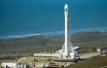La fusée Falcon 9 de SpaceX transportant le satellite Jason 3 sur son pas de tir sur la base aérospatiale de Vandenberg, en Californie, le 16 janvier 2016