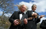 Les musiciens Dave Suich et Peter Brooke Turner du Ukulele Orchestra of Great Britain, le 5 avril 2018 à New York