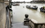 La montée des eaux a rendu les berges impraticables tout en éloignant les bateaux-logement de la rive, à Paris le 22 janvier 2018