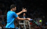 Le Polonais Hubert Hurkacz, lors de la demi-finale du Masters 1000 de Paris face au Serbe Novak Djokovic, le 6 novembre 2021 à l'AccorHotels Arena