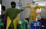 Un soignant de l'ONG Médecins sans frontières (MSF) est désinfecté en sortant d'un centre de traitement de malades atteints du virus Ebola en septembre 2014 à Monrovia, au Liberia