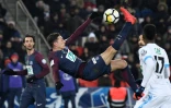 Le milieu allemand du PSG Julian Draxler tente un retourné contre Marseille en quart de finale de la Coupe de France, le 28 février 2018 au Parc des Princes