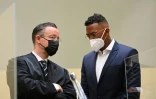 Jerome Boateng échange avec son avocat Kai Walden dans les locaux du tribunal de Munich, le 9 septembre 2021