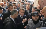 Le président français  Emmanuel Macron demande à un policier israélien de quitter l'église Sainte-Anne à Jérusalem, le 22 janvier 2020