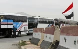 Bus du gouvernement syrien stationnés au passage de Wafidine, en périphérie de Damas, dans l'attente de nouvelles évacuations de Douma des combattants rebelles et de leus famille, le 3 avril 2018