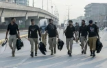 Des policiers se dirigent vers leur zone de déploiement dans le contexte des manifestations en cours du parti d’opposition Pakistan Tehreek-e-Insaf (PTI), qui réclame la libération de l’ancien Premier ministre Imran Khan, actuellement emprisonné, à Peshawar, le 11 octobre 2026