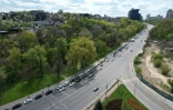 Vue aérienne d'automobilistes faisant la queue à une station-service de Kiev, le 2 mai 2022 en Ukraine