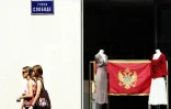 Une boutique décorée du drapeau monténégrin à Podgorica, le 20 mai 2006