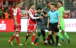 Le défenseur du FC Union Berlin, Christopher Lenz (2g), se dispute avec le milieu  israélien du FC Ingolstadt, Almog Cohen (3g), en 2e division allemande, le 8 mars 2019 à Berlin 
