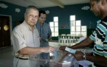 Le sénateur communiste de la Réunion Paul Vergès dépose son bulletin de vote dans l'urne, le 13 juin 2004 à La Possession