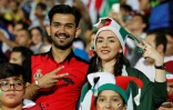 Un couple d'Iraniens assistent, sur écran géant au stade Azadi à Téhéran, au match contre le Portugal au Mondial, le 25 juin 2018