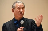 Le styliste japonais Issey Miyake lors d'une conférence de presse au National Art Center le 15 mars 2016 à Tokyo