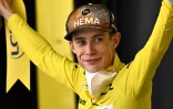 La joie du maillot jaune, le Danois Jonas Vingegaard, après la 19e étape du Tour de France entre Castelnau-Magnoac et Cahors, remportée par son coéquipier, le Français Christophe Laporte