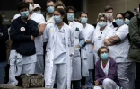 Les personnels du CHU Pellegrin observent une minute de silence pour protester contre le manque d'effectifs et leurs mauvaises conditions de travail, le 4 février 2022 à Bordeaux
