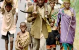 Des réfugiés tutsi, le 7 juillet 1994, arrivent près d'un camp militaire français, au Rwanda