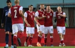 L'attaquant autrichien Andreas Weimann (2e d), félicité par ses coéquipiers, après avoir ouvert le score contre la France, lors de leur match de Ligue des nations, le 10 juin 2022 au Stade Ernst Happel à Vienne