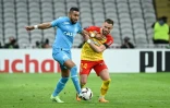 Le milieu de terrain français de Marseille Dimitri Payet (g.) à la lutte pour le ballon avec le défenseur français de Lens Jonathan Gradit (d.) lors du match de L1 entre le RC Lens et l'Olympique de Marseille, à Lens, le 6 mai 2023
