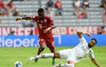 Le défenseur munichois Bouna Sarr en débordement sur l'attaquant de  Mönchengladbach Keanan Bennetts lors d'un match de pré-saison disputé à Munich, le 28 juillet 2021 