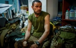 Un soldat ukrainien attend de recevoir des soins dans une antenne médicale près de la ville ukrainienne de Bakhmout, le 4 mai 2023 