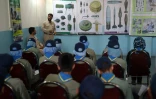 Des scouts afghans écoutent un démineur présenter les différents types de mines, à Kaboul, le 14 juin 2016