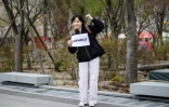 Song Ji-hye, membre d'un groupe de défense des droits civiques, manifeste à Séoul, le 2 avril 2025, deux jours avant que la Cour constitutionnelle se prononce sur la destitution du président sud-coréen Yoon Suk Yeol