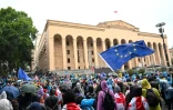 Le drapeau européen lors d'une manifestation contre le projet de loi controversé sur "l'influence étrangère" près du parlement à Tbilissi, le 13 mai 2024 en Géorgie