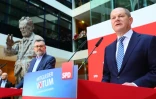Le chef par intérim du SPD Olaf Scholz (d) s'exprime après le vote de son parti qui a approuvé une nouvelle alliance avec Angela Merkel, au siège du SPD le 4 mars 2018 à Berlin