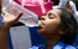 Une écolière boit de l'eau à Lahore, au Pakistan, par une journée particulièrement chaude le 26 mai 2025 