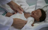 La commerçante Alana Generoso met une couche à un bébé "reborn" dans sa boutique Maternité Alana Babys à Campinas, dans l'État de Sao Paulo, au Brésil, le 16 mai 2025