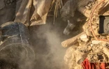 Les sauveteurs tentent de secourir un âne coincé sous les décombres après le séisme à Tafeghaghte, au Maroc, le 9 septembre 2023