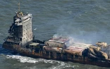 De la fumée s'élève du cargo MV Solong après sa collision la veille avec le pétrolier MV Stena Immaculate, en mer du Nord, au large de Withernsea, à l'est de l'Angleterre, le 11 mars 2025