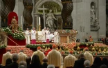 Le pape François célèbre la messe à la veille de Noël en la basilique St Pierre, le 24 décembre 2015 au Vatican 