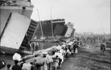 Embarquement des civils lors d'une opération américaine pour évacuer Hungnam le 26 décembre 1950 pendant la guerre de Corée
