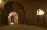 Levon Arakelina avait poussé sa passion jusqu'à parsemer les salles de vases en terre cuite et graver sur les murs des motifs décoratifs rappelant ceux des églises d'Arménie