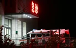 Des hommes se tiennent près d'ambulances devant l'Hôpital populaire du canton de Qinyuan, à 20 km de la mine de charbon de Liushenyu, où des dizaines de mineurs ont trouvé la mort vendredi après une explosion