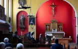 Les soeurs Rita (D), 81 ans, Regina (G), 86 ans, et Bernadette (C), 88 ans, célèbrent une messe devant leurs anciens élèves et leurs  soutiens, le 20 septembre 2025 dans la chapelle du château de Goldenstein, à Elsbethen, près de Salzbourg en Autriche