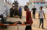 Un jeune Palestinien blessé alors qu'il cherchait de l'aide humanitaire dans la région de Rafah est transporté à l'hôpital de campagne de la Croix-Rouge, dans le sud de la bande de Gaza, le 28 juillet 2025