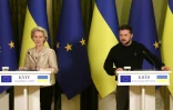 Le président ukrainien Volodymyr Zelensky (D) et la présidente de la Commission européenne, Ursula von der Leyen, lors d'une conférence de presse le 4 novembre 2023 à Kiev