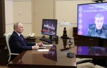 Photo diffusée par l'agence de presse d'Etat russe Sputnik montrant le président russe Vladimir Poutine (à gauche) en vidéoconférence avec le chef d'état-major de l'armée russe Valéri Guérassimov, le 26 avril 2025 à Novo-Ogariovo